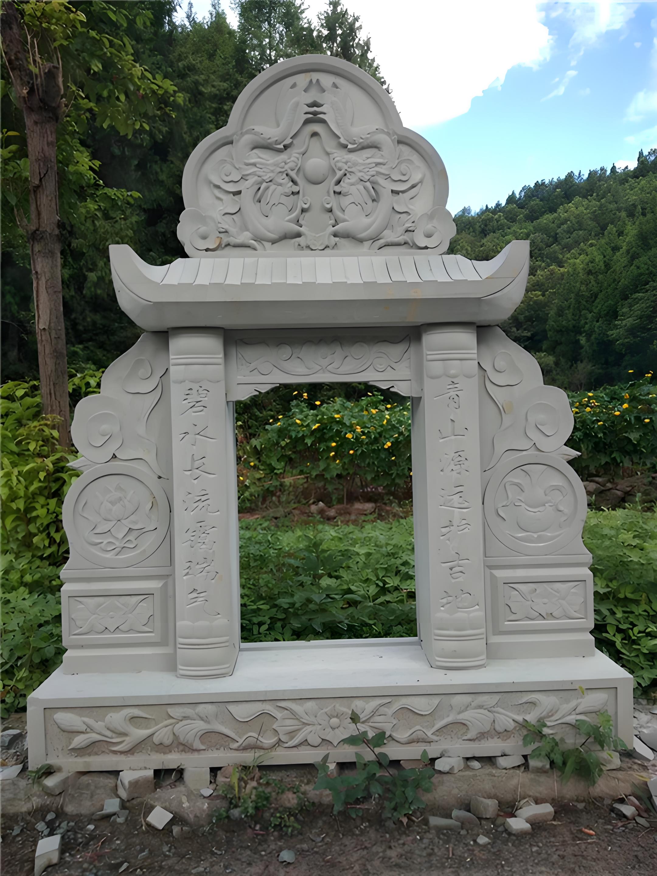 青石墓碑作為古代墓葬文化中的重要組成部分，承載著豐富的歷史背景和深刻的意義。在古代社會(huì)中，青石墓碑起著記錄和紀(jì)念的作用，不僅承載著逝者的姓名、生平經(jīng)歷和家世，還反映了當(dāng)時(shí)社會(huì)的文化、宗教、價(jià)值觀念等方面。青石墓碑的存在不僅是對(duì)逝者的尊重與懷念，也是對(duì)歷史的延續(xù)和對(duì)后人的啟示