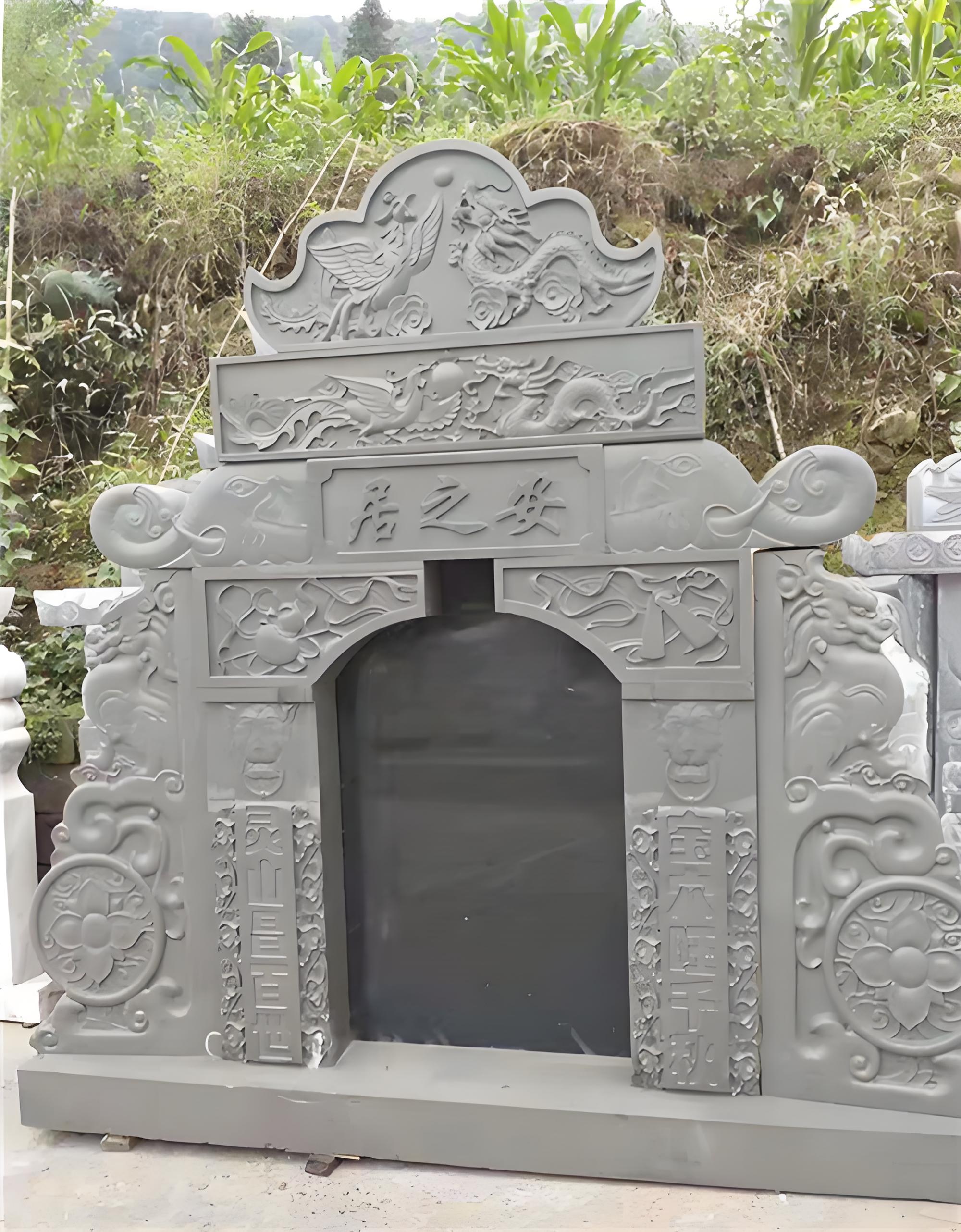 青石墓碑作為古代墓葬文化中的重要組成部分，承載著豐富的歷史背景和深刻的意義。在古代社會(huì)中，青石墓碑起著記錄和紀(jì)念的作用，不僅承載著逝者的姓名、生平經(jīng)歷和家世，還反映了當(dāng)時(shí)社會(huì)的文化、宗教、價(jià)值觀念等方面。青石墓碑的存在不僅是對(duì)逝者的尊重與懷念，也是對(duì)歷史的延續(xù)和對(duì)后人的啟示。