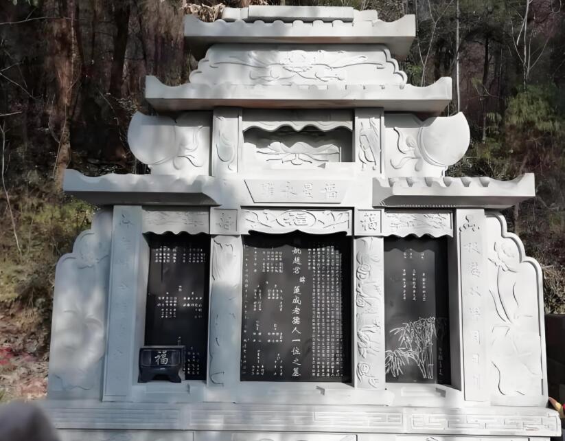青石墓碑作為古代墓葬文化中的重要組成部分，承載著豐富的歷史背景和深刻的意義。在古代社會(huì)中，青石墓碑起著記錄和紀(jì)念的作用，不僅承載著逝者的姓名、生平經(jīng)歷和家世，還反映了當(dāng)時(shí)社會(huì)的文化、宗教、價(jià)值觀念等方面。青石墓碑的存在不僅是對(duì)逝者的尊重與懷念，也是對(duì)歷史的延續(xù)和對(duì)后人的啟示。